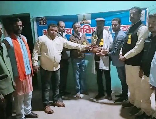 संविधान दिवस पर पत्रकारों ने वरिष्ठ अधिवक्ता नरहरि प्रताप सिंह का किया सम्मान,देवततालाब से मुकेश सोंधिया की रिपोर्ट