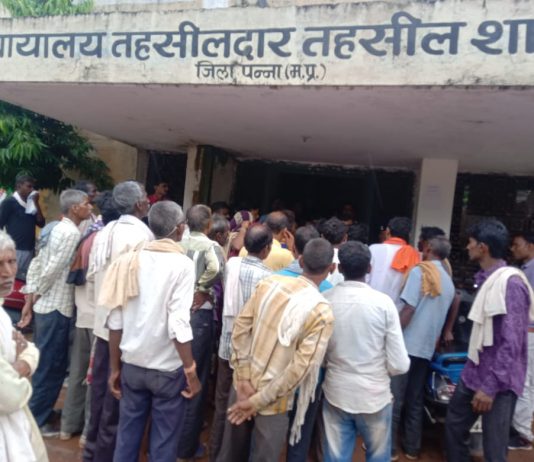 रोड कांस्ट्रक्शन कम्पनी के खिलाफ ग्रामीणों मेआक्रोश,कलेक्टर के नाम यस डी यम को सौंपा ज्ञापन,शाहनगर से पं.संजय त्रिपाठी की रिपोर्ट