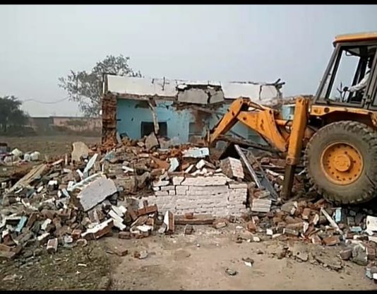 गरीबों के आशियाने पर चली प्रशासन की जेसीबी,हटाया गया अतिक्रमण, दमोह ग्रामीण जिला ब्यूरो मोहन पटेल की रिपोर्ट