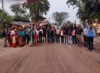 रायपुर कर्चुलियान सीतापुर मार्ग को लेकर ग्रामीण उतरे सड़क पर,पीडब्ल्यूडी की लापरवाही से ग्रामीणों मे आक्रोश, संवाद न्यूज ब्यूरो अनिल पटेल की रिपोर्ट