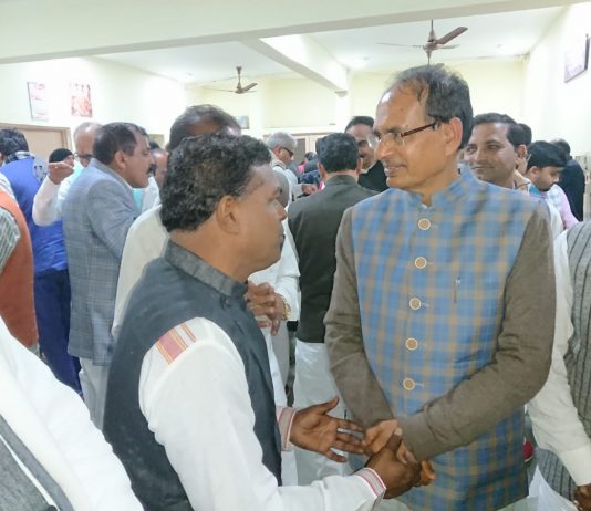 भाजपा जिलाध्यक्ष की दौड़ में शामिल राजू धानक ने की पूर्व मुख्यमंत्री चौहान से भेंट,झाबुआ से माणक लाल जैन के साथ मनीष वाघेला की रिपोर्ट