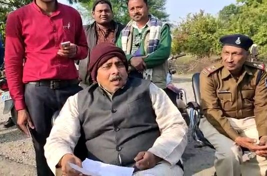 जोगिनिहाई टोल प्लाजा मे विधायक के साथ हुई अभद्रता, धरने पर बैठे विधायक, रायपुर कर्चुलियान से अनिल पटेल की रिपोर्ट