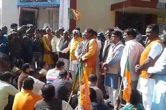 भाजपा कार्यकर्ताओं ने झाबुआ जिलाधीश को राज्यपाल के नाम ज्ञापन सौंपा,झाबुआ से मनीष बाघेला के साथ माणक लाल जैन की रिपोर्ट