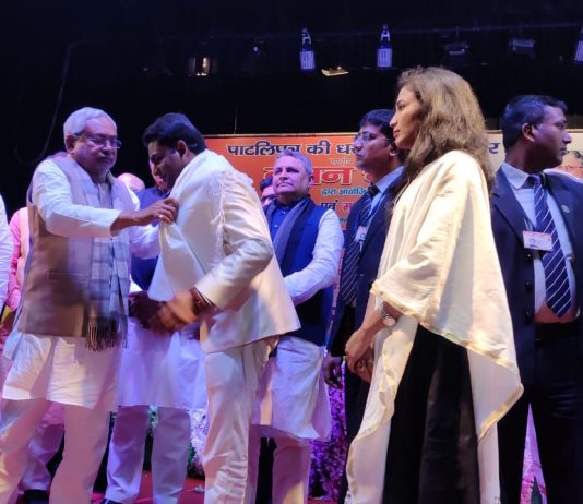 बिहार के मुख्यमंत्री नीतीश कुमार के हाथों सम्मानित हुए रीवा के कवि अमित शुक्ला,विकास भारद्वाज की रिर्पोट