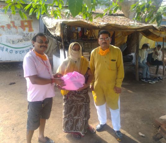 विश्व हिन्दू परिषद एवं बजरंगदल ने खजुराहो मे मास्क, सेनेटाइजर व खाद्य सामग्री का किया वितरण, संवाद न्यूज डिप्टी हेड अनुपम गुप्ता की रिर्पोट
