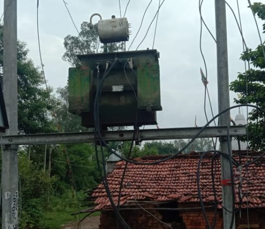 बिजली की कटौती से अमानगंज क्षेत्र में मचा हाहाकार,बिजली विभाग के कर्मचारी बिल जमा न होने की बात कह कर के दिखा रहे हैं तीखे तेवर,अमानगंज से संवाद न्यूज ब्यूरो सरबेन्द्र सिंह यादव की रिपोर्ट