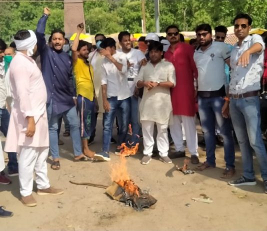 युवा कांग्रेस अजयगढ़ के तत्वाधान में मुख्यमंत्री शिवराज सिंह चौहान व ज्योतिरादित्य सिंधिया का फूका पुतला अजयगढ़ से संवाद न्यूज़ ब्यूरो जयराम पाठक की रिपोर्ट