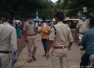 बिना मास्क के घूम रहे लोगो और दुकानदारों पर लगाया जुर्माना अजयगढ़ से संवाद न्यूज ब्यूरो जयराम पाठक की रिपोर्ट