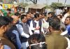 कांग्रेस पार्टी ने आज परसौना में धरना प्रदर्शन कर दुकानों को बंद कराकर महामहिम राष्ट्रपति के नाम जिला प्रशासन को ज्ञापन सौंपकर किसानों के समर्थन में काले कृषि कानूनो को रद्द करने की मांग की,संवाद न्यूज ब्यूरो गोबिन्द राज की रिपोर्ट