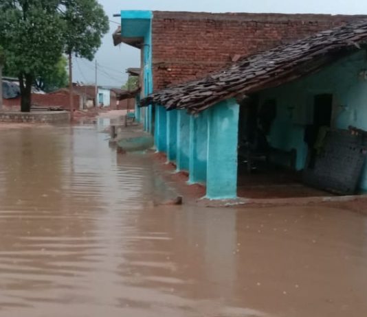 तेज हुई बारिश से बारिश का पानी घरों में घुसा अभी तो बरसात आने वाली है तब क्या होगा अजयगढ़ से संवाद न्यूज ब्यूरो जयराम पाठक की रिपोर्ट