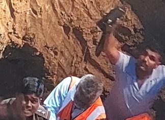 ग्राम बरखेरा बेस में बोरवेल के गड्ढे में गिरे बच्चे का रेस्क्यू पूरा जांच के दौरान डॉक्टर ने बच्चे को मृत घोषित किया दमोह पटेरा से संवाद न्यूज़ के लिए विकी ताम्रकार के साथ विजय यादव की अपडेट